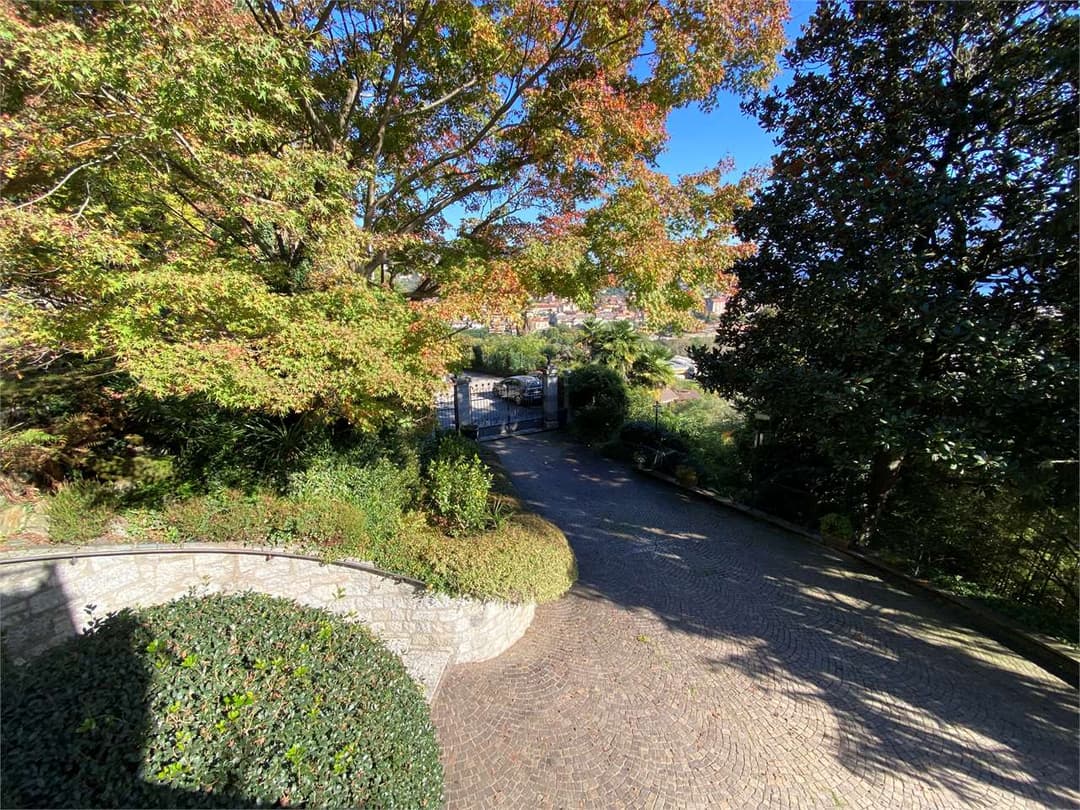 Villa di prestigio con vista panoramica del lago gallery 17