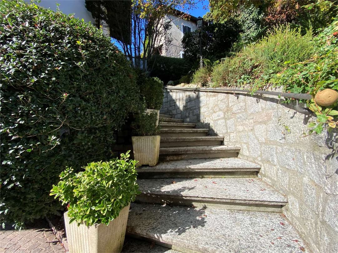 Villa di prestigio con vista panoramica del lago gallery 19