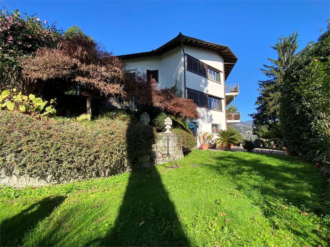 Villa di prestigio con vista panoramica del lago gallery 13