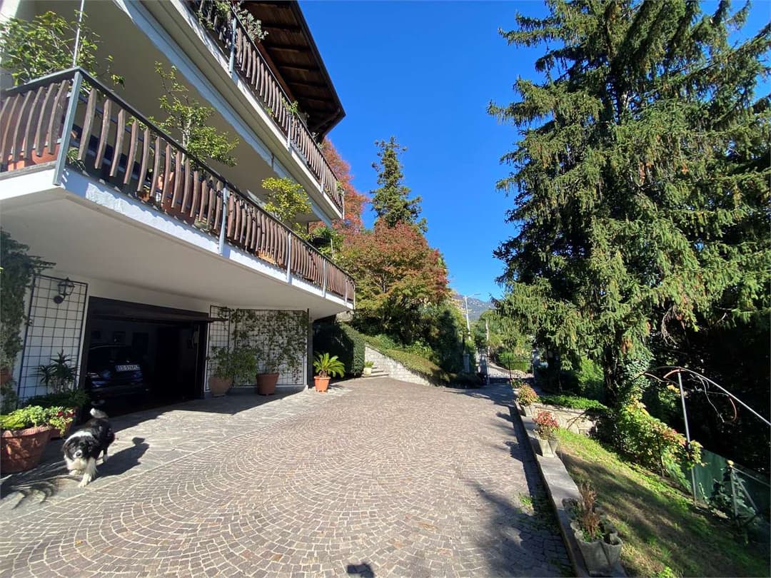 Villa di prestigio con vista panoramica del lago gallery 9
