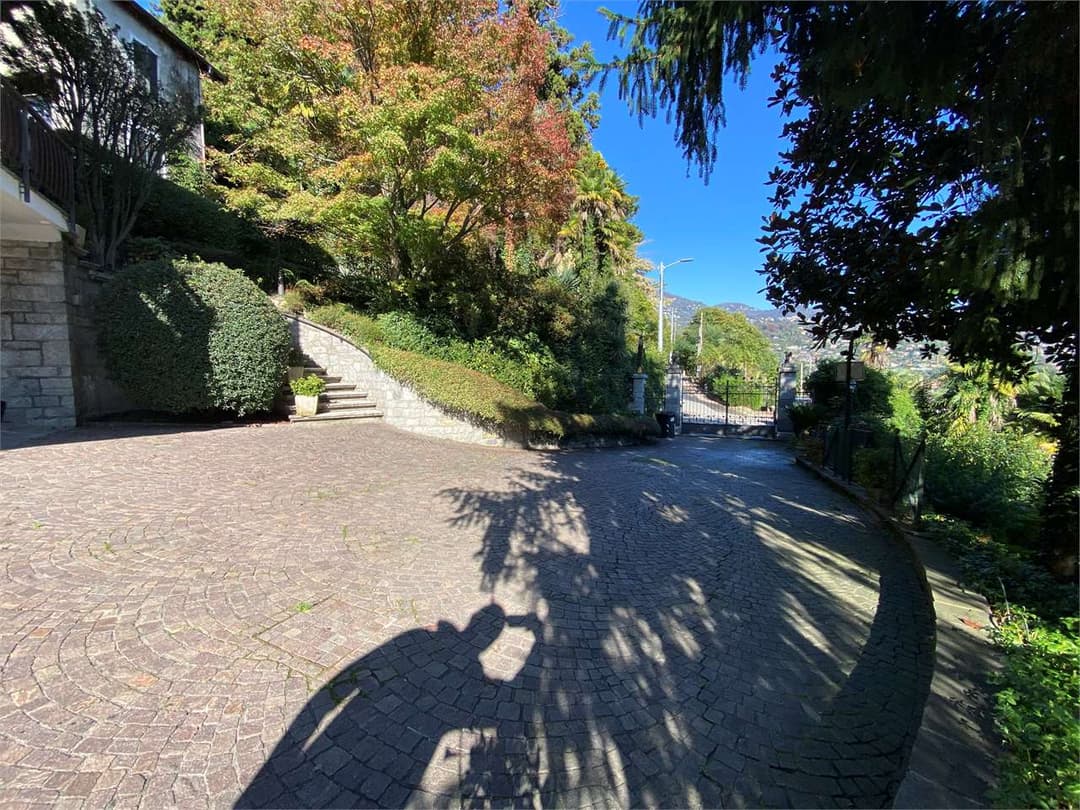 Villa di prestigio con vista panoramica del lago gallery 16