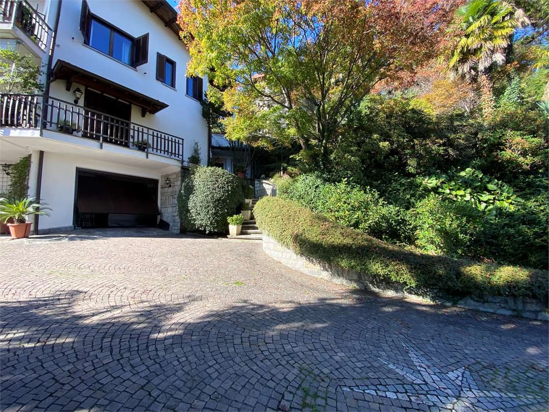 Villa di prestigio con vista panoramica del lago gallery 2