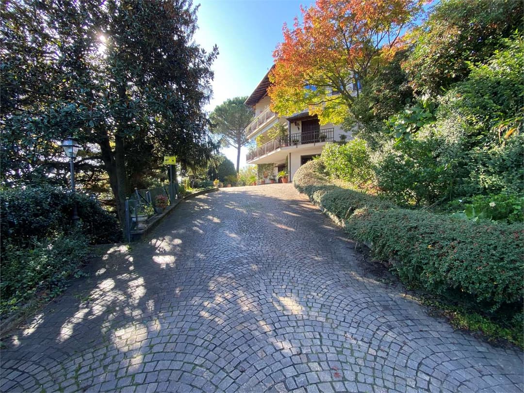 Villa di prestigio con vista panoramica del lago gallery 1