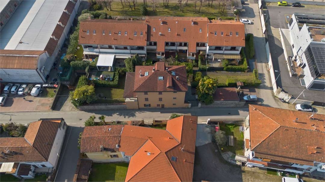 Casa indipendente con tre appartamenti e giardino gallery 1