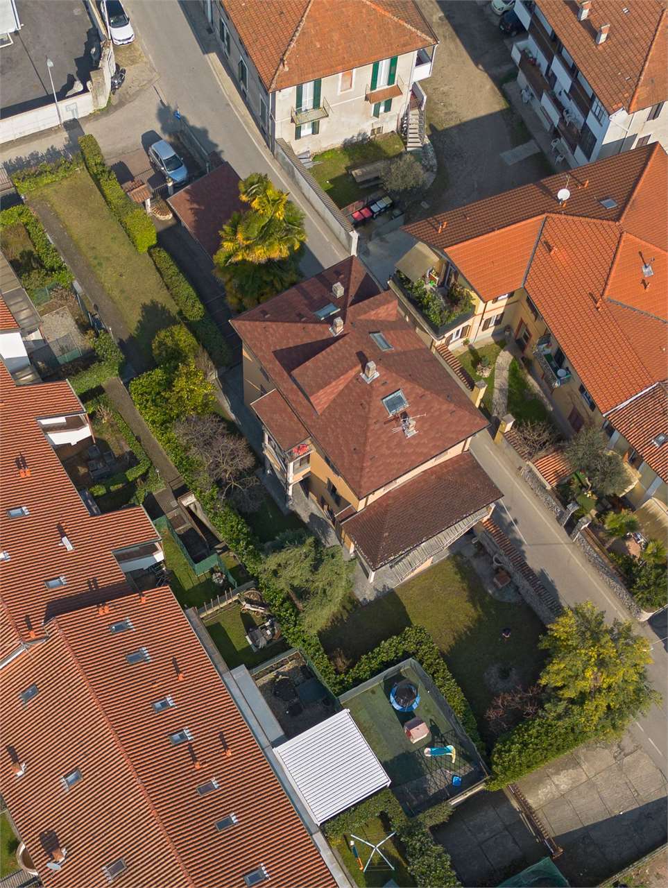 Casa indipendente con tre appartamenti e giardino gallery 4