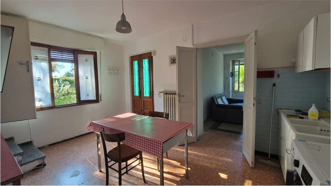 Casa indipendente di 150 mq con giardino e cantine in sasso – ampi spazi e grande potenziale gallery 4