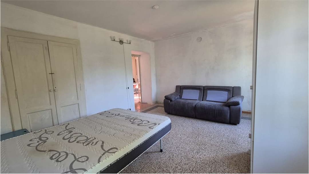 Casa indipendente di 150 mq con giardino e cantine in sasso – ampi spazi e grande potenziale gallery 2