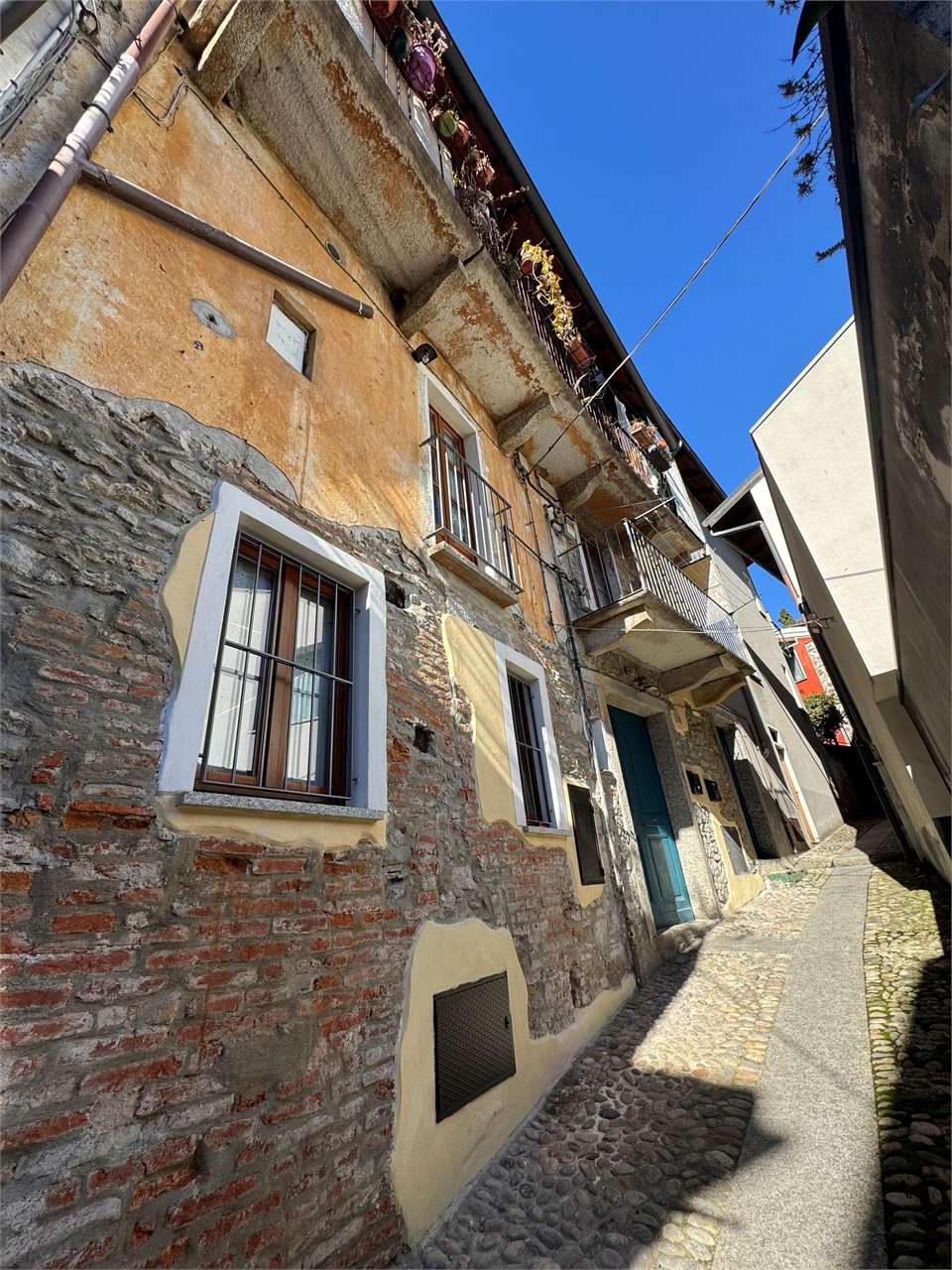 Trilocale luminoso su due livelli nel cuore del centro storico di suna gallery 2