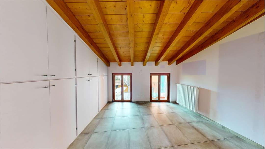 Affascinante mansarda con 2 balconi sul tetto e raro posto auto nel cuore di pallanza gallery 16